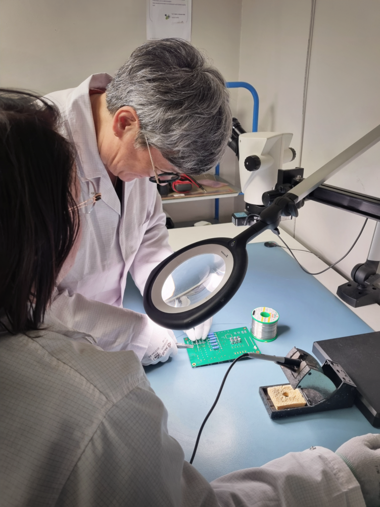 Formation d'une opératice électronique sur une carte étalon dédiée à la formation