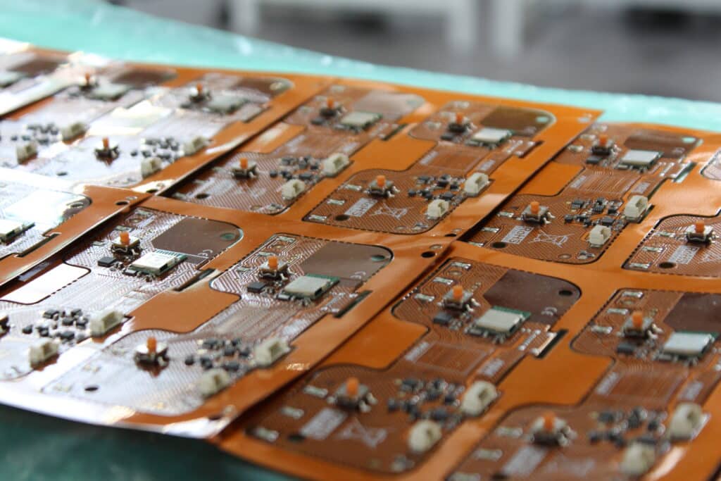 Fabrication électronique et test de fiabilité pour la défense