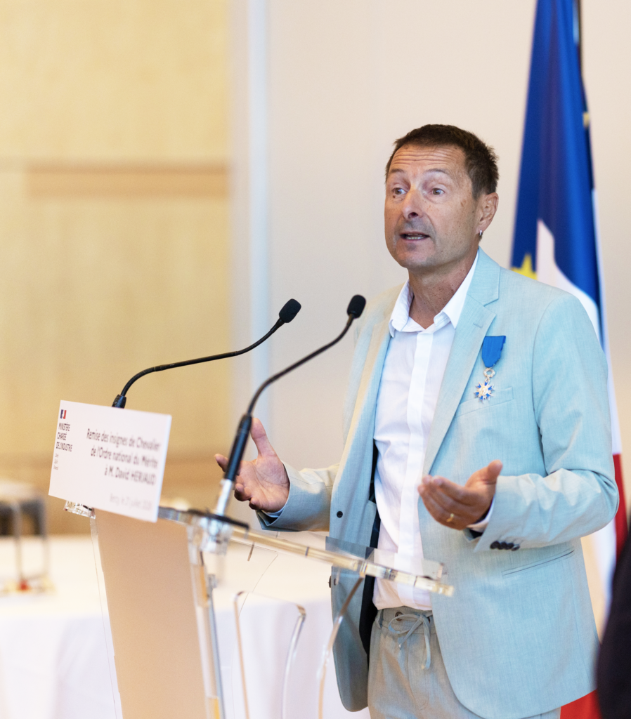 Remise de la médaille de chevalier de l'ordre national du mérite le 21 juillet 2026 au Ministère de l'économie et des finances à Paris Bercy . Médaille remise par Sébastien MARTIN, ministre délégué de l'industrie.